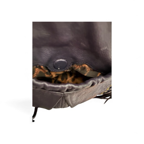 Elegant Black Shoulder Bag with Gold Details - Picture 5 of 5